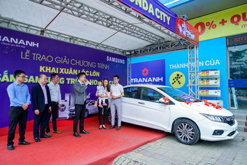 Trần Anh trao giải Lộc Samsung - Trúng xe hơi Honda City-2