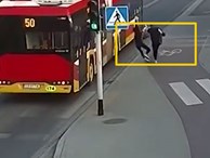 Đùa dại trên đường, cô gái khiến bạn của mình suýt chết thảm dưới gầm xe bus