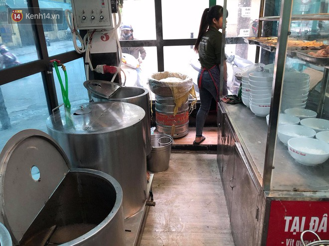 Bị thực khách tố xương trong bát bún có dòi, cửa hàng bún bò Huế ở Hà Nội cho rằng đó chỉ là mùn cưa sườn-8