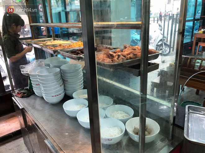 Bị thực khách tố xương trong bát bún có dòi, cửa hàng bún bò Huế ở Hà Nội cho rằng đó chỉ là mùn cưa sườn-7