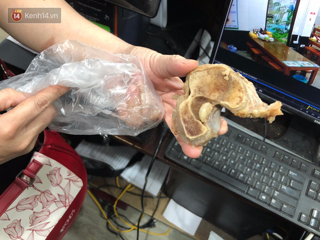 Bị thực khách tố xương trong bát bún có dòi, cửa hàng bún bò Huế ở Hà Nội cho rằng đó chỉ là mùn cưa sườn-6