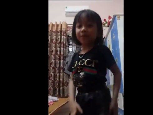 Cô bé được mệnh danh 'cao thủ' bán hàng online khi livestream giới thiệu đồ đến người lớn cũng phải học