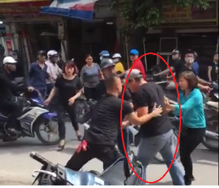 Nam thanh niên bị người đàn ông hành hung dã man, nằm bất động giữa đường phố Hà Nội-1