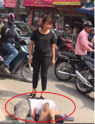 Nam thanh niên bị người đàn ông hành hung dã man, nằm bất động giữa đường phố Hà Nội-2