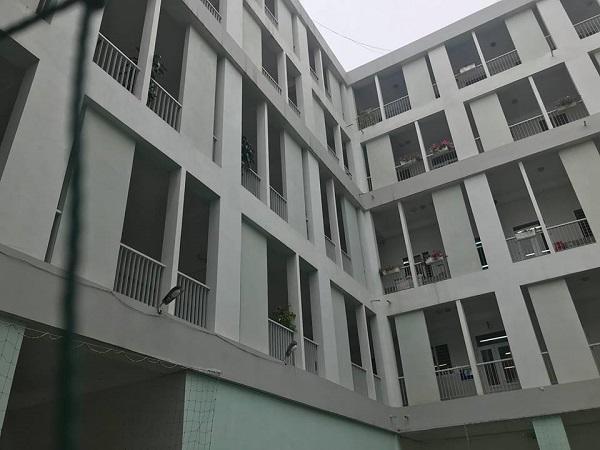 Vụ học sinh tiểu học ngã từ tầng 4: Bố mẹ đưa con đến trường sớm hơn thường lệ-2