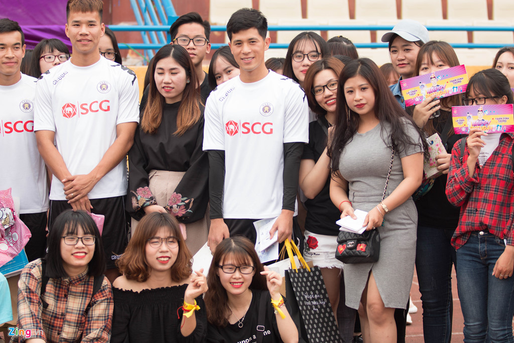 Fan nữ vây kín Văn Hậu, Đình Trọng trong buổi tập của CLB Hà Nội-3