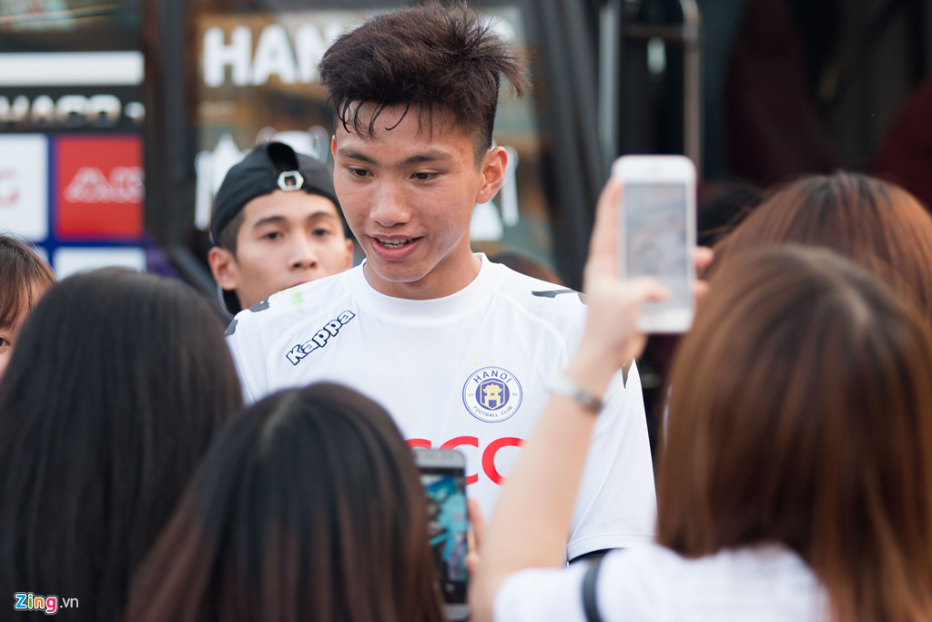 Fan nữ vây kín Văn Hậu, Đình Trọng trong buổi tập của CLB Hà Nội-5