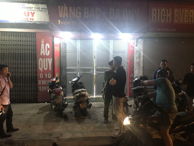 Người đàn ông cầm vật giống súng lao vào cướp tiệm vàng ở Hà Nội trong đêm-4