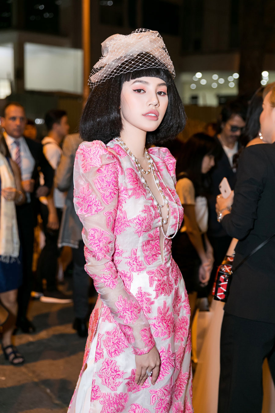 Dưới sự tư vấn của stylist Mạch Huy, người đẹp chọn kiểu tóc ngắn cá tính cùng lối trang điểm nhấn ở phần mắt và má hồng.