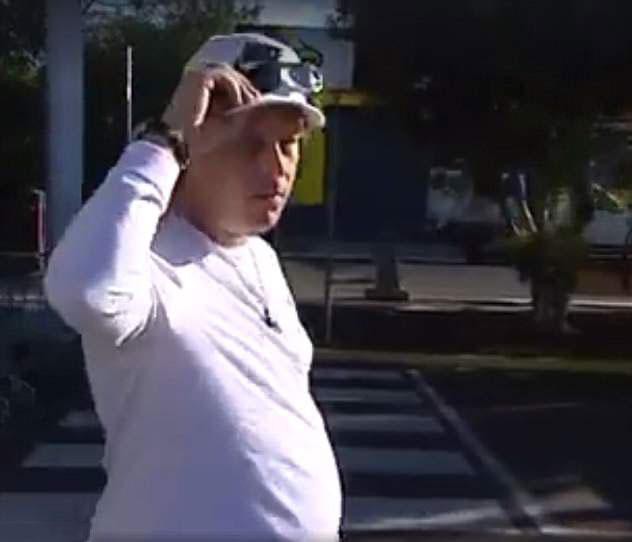 Khoảnh khắc kẻ sát nhân giết hại bé gái 5 tuổi, đặt xác vào trong túi ung dung đi trên phố khiến nhiều người phẫn nộ-2