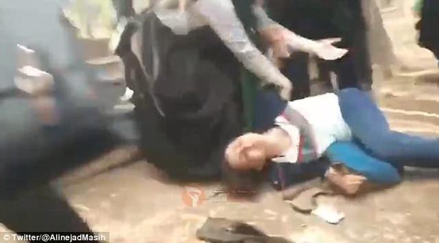 Cô gái bị đánh đập và nhục mạ giữa công viên nhưng ai cũng thờ ơ đứng nhìn-3