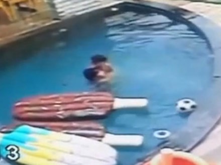 Cậu bé 7 tuổi cứu em bị đuối nước ở bể bơi