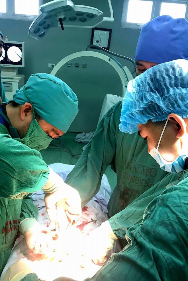 Lưỡi dao bị bỏ quên trong lưng chiến sỹ công an suốt 11 năm-2