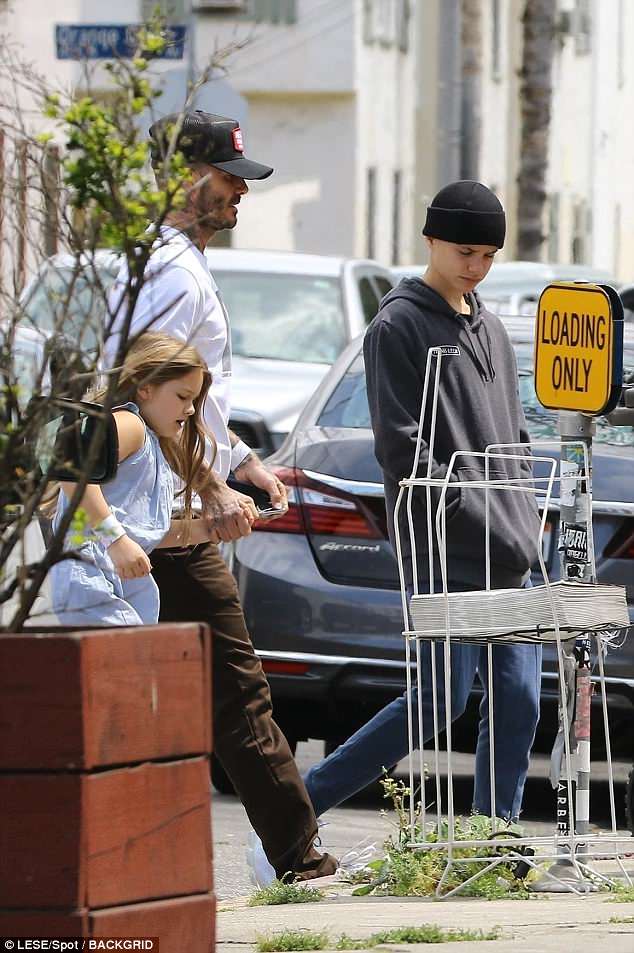 Nghỉ hè liên tục vi vu ăn uống, Harper mũm mĩm lên trông thấy-2