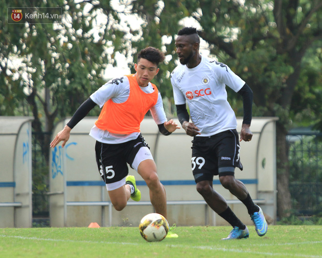 Quang Hải miệt mài tập sút, Đức Huy chấn thương bỏ dở buổi tập trước vòng 6 V.League-2