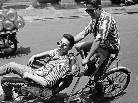 Hồ Vĩnh Khoa và bạn đời đồng giới sánh vai dạo phố-1