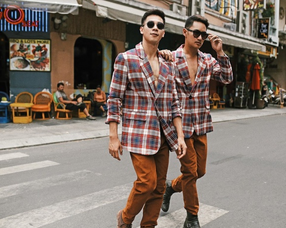 Hồ Vĩnh Khoa và bạn đời đồng giới sánh vai dạo phố-2