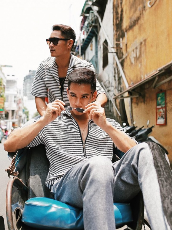 Hồ Vĩnh Khoa và bạn đời đồng giới sánh vai dạo phố-3