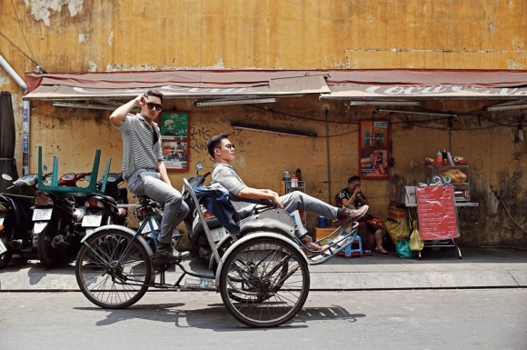 Hồ Vĩnh Khoa và bạn đời đồng giới sánh vai dạo phố-4