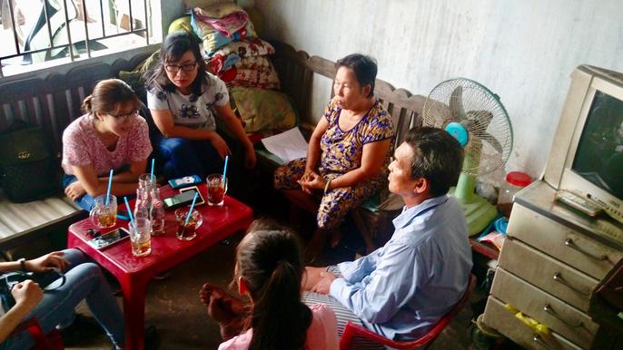 Lùm xùm chuyện cô giáo mắng học sinh là đồ quỷ”, thầy giáo choàng vai nữ sinh-1