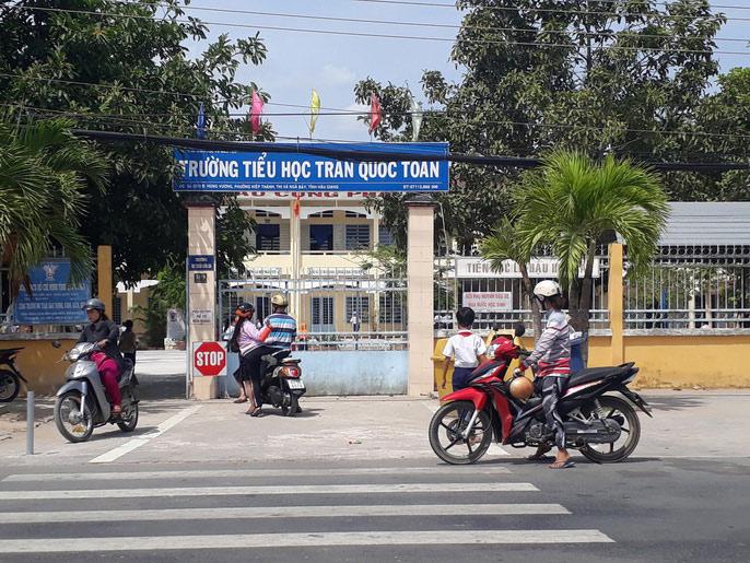 Lùm xùm chuyện cô giáo mắng học sinh là đồ quỷ”, thầy giáo choàng vai nữ sinh-2