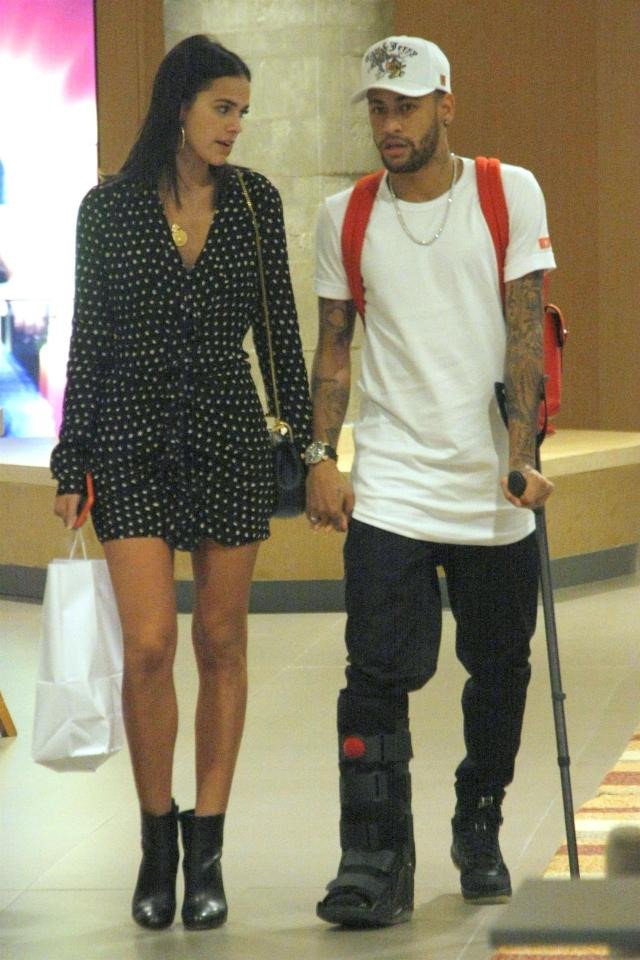 Từ chối trở lại Paris, Neymar chống nạng mua sắm cùng bạn gái-1