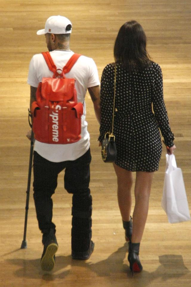 Từ chối trở lại Paris, Neymar chống nạng mua sắm cùng bạn gái-3