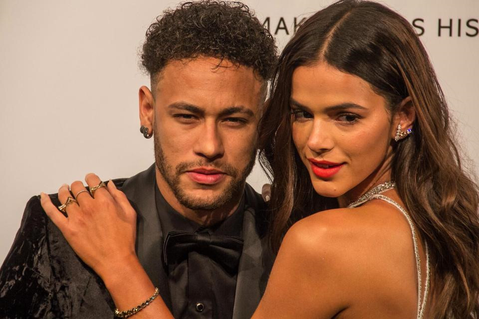 Từ chối trở lại Paris, Neymar chống nạng mua sắm cùng bạn gái-4