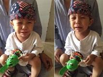 Xót cảnh bé trai 3 tuổi khóc ngất đòi mẹ sau khi bị mẹ bỏ rơi trước cổng chùa Xót cảnh bé trai 3 tuổi khóc ngất đòi mẹ sau khi bị mẹ bỏ rơi trước cổng chùa