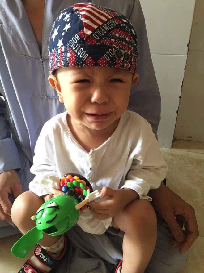 Xót cảnh bé trai 3 tuổi khóc ngất đòi mẹ sau khi bị mẹ bỏ rơi trước cổng chùa-2