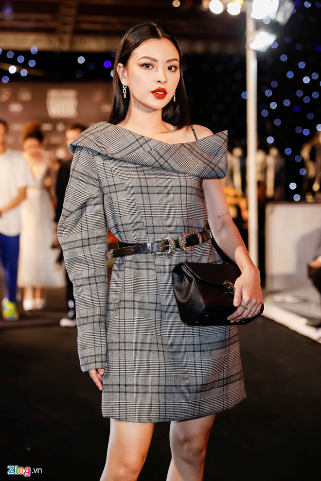 Tiêu Châu Như Quỳnh mặc hở thảm họa tại Tuần lễ Thời trang Việt Nam-10