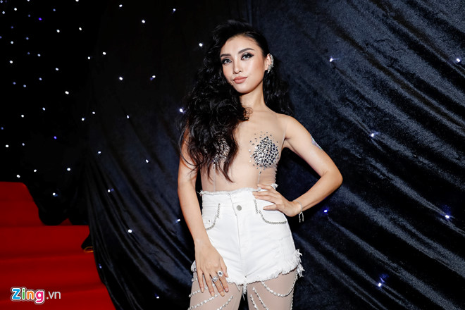 Tiêu Châu Như Quỳnh mặc hở thảm họa tại Tuần lễ Thời trang Việt Nam-3