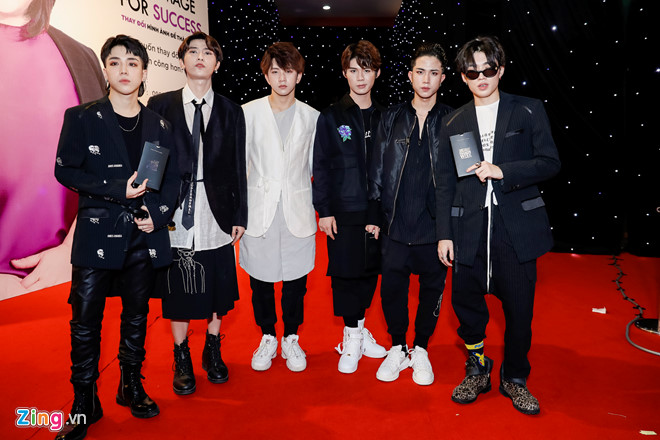 Tiêu Châu Như Quỳnh mặc hở thảm họa tại Tuần lễ Thời trang Việt Nam-12