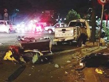 Ô tô húc văng nhiều xe máy ở Sài Gòn, tông gãy cây xanh, nhiều người nằm la liệt trên đường Ô tô húc văng nhiều xe máy ở Sài Gòn, tông gãy cây xanh, nhiều người nằm la liệt trên đường