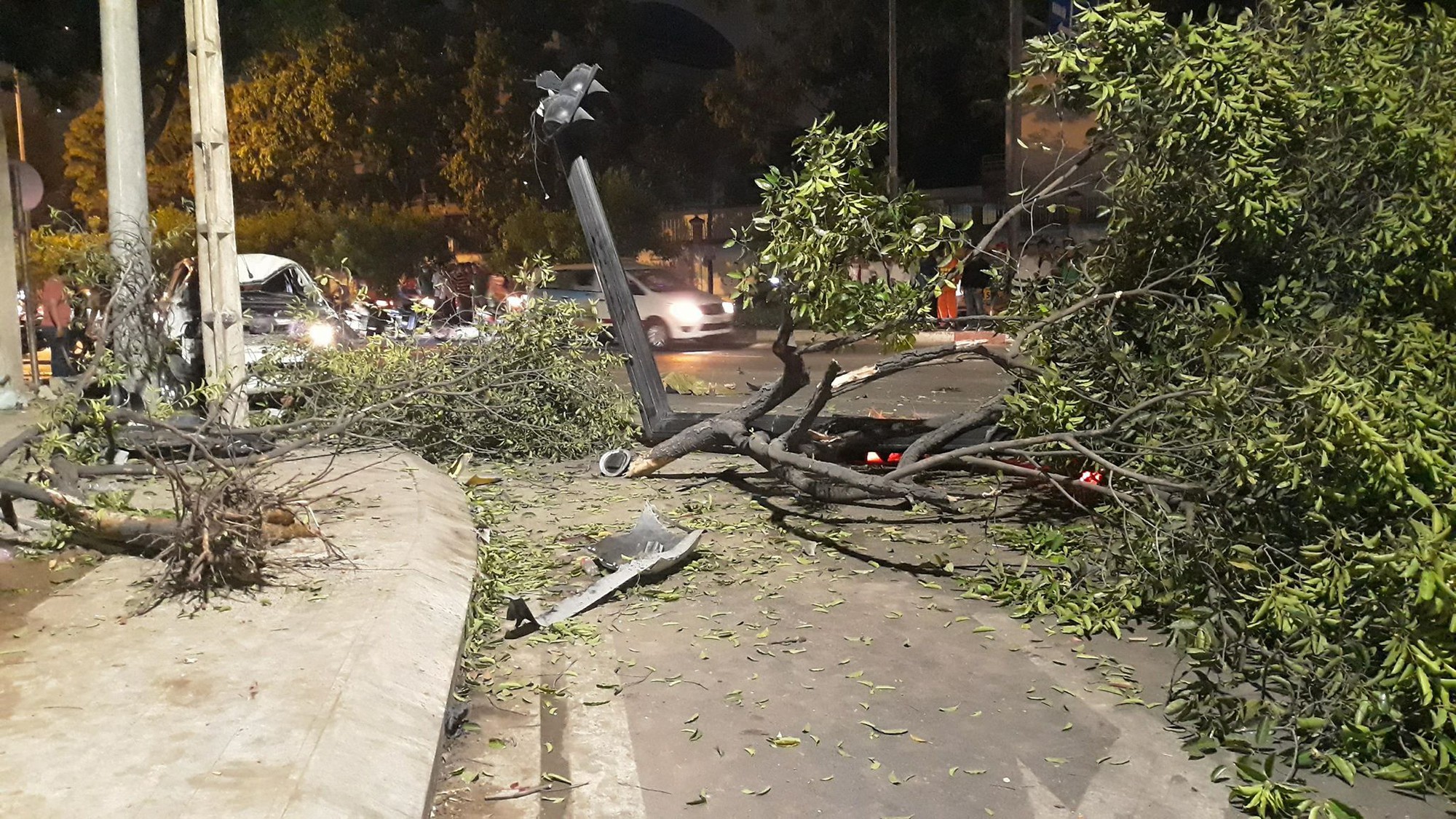 Ô tô húc văng nhiều xe máy ở Sài Gòn, tông gãy cây xanh, nhiều người nằm la liệt trên đường-3