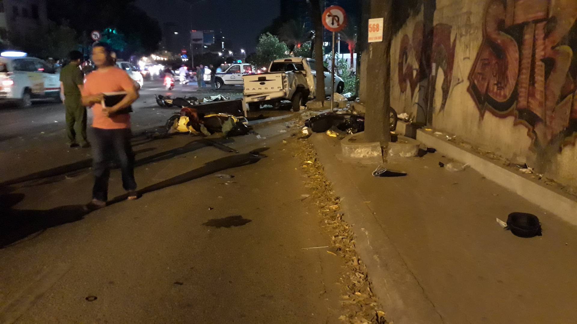 Ô tô húc văng nhiều xe máy ở Sài Gòn, tông gãy cây xanh, nhiều người nằm la liệt trên đường-4