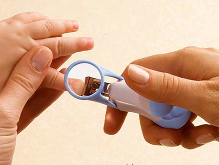 Hầu hết các bậc phụ huynh đều mắc phải 5 sai lầm kinh điển khi cắt móng cho trẻ-3
