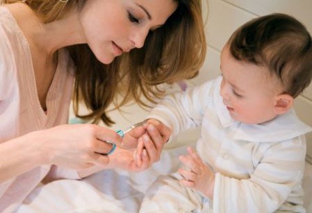 Hầu hết các bậc phụ huynh đều mắc phải 5 sai lầm kinh điển khi cắt móng cho trẻ-2