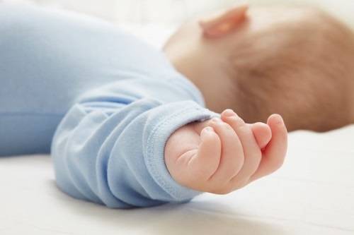 Hầu hết các bậc phụ huynh đều mắc phải 5 sai lầm kinh điển khi cắt móng cho trẻ-5