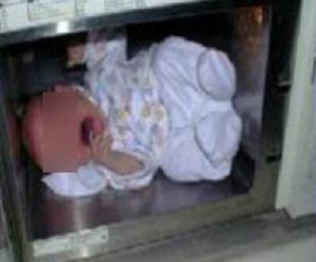 Cặp vợ chồng bỏ con vào lò vi sóng khiến đứa trẻ bị bỏng nặng, nghe lời khai của họ mọi người càng sững sờ-3