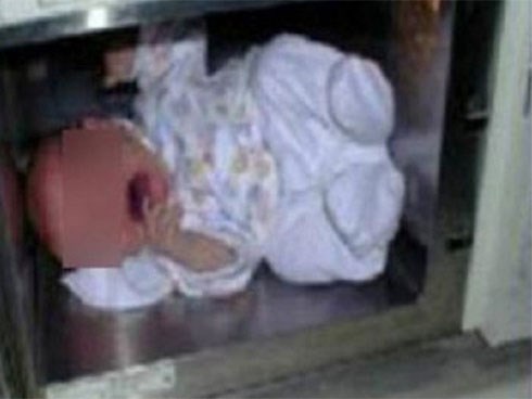 Cặp vợ chồng bỏ con vào lò vi sóng khiến đứa trẻ bị bỏng nặng, nghe lời khai của họ mọi người càng sững sờ