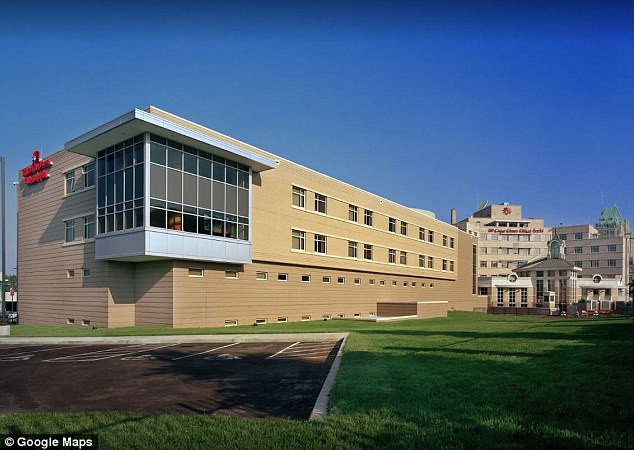 Cặp vợ chồng bỏ con vào lò vi sóng khiến đứa trẻ bị bỏng nặng, nghe lời khai của họ mọi người càng sững sờ-2