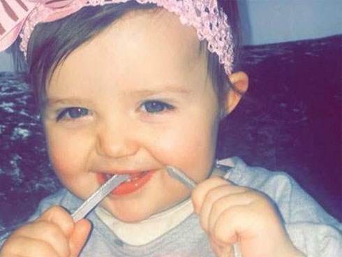 Để gấu bông đầu giường con gái mỗi tối, người mẹ không ngờ lại hại chết con