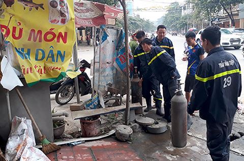 Nổ tại cửa hàng bán bóng bay, bình khí văng trăm mét-2