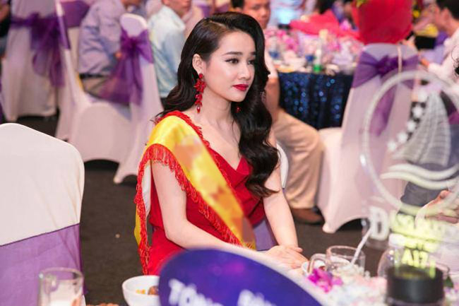 Nhã Phương lặng lẽ về Sài Gòn, cúi đầu ngó lơ khi bị chú ý tại sân bay-19