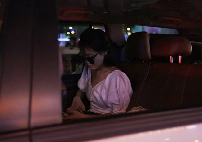 Nhã Phương lặng lẽ về Sài Gòn, cúi đầu ngó lơ khi bị chú ý tại sân bay-5