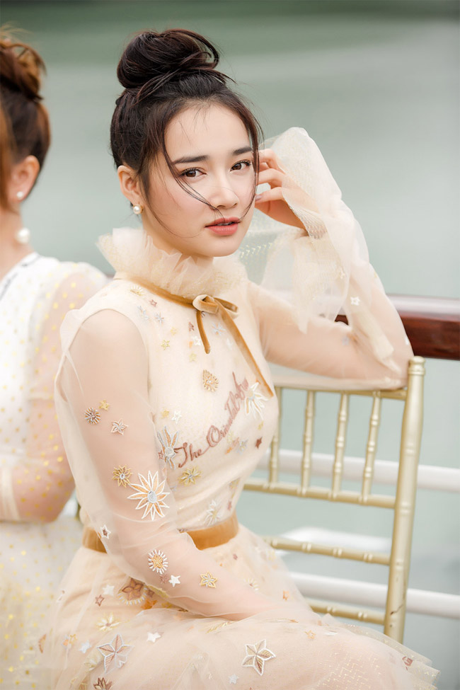 Nhã Phương lặng lẽ về Sài Gòn, cúi đầu ngó lơ khi bị chú ý tại sân bay-9