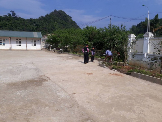 Vụ cô giáo lùi xe khiến 1 học sinh tử vong: 1 em dưới gầm xe may mắn thoát chết vì... khóc-4