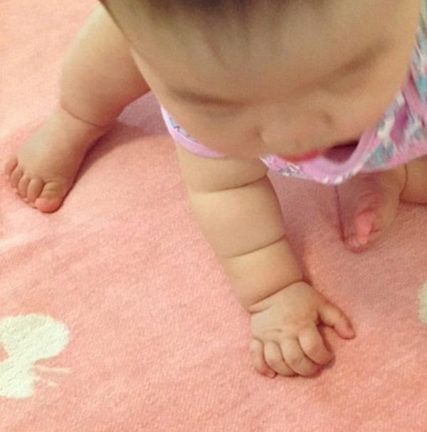 Trào lưu khoe tay con như cây tre trăm đốt lại gây sốt mạng xã hội-9