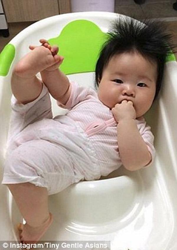 Trào lưu khoe tay con như cây tre trăm đốt lại gây sốt mạng xã hội-6